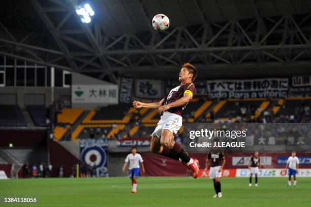 Yoshito Okubo of Vissel Kobe heads the ball during the J.League J1 match between Vissel Kobe and Yokohama F.Marinos at Home's Stadium Kobe on July...