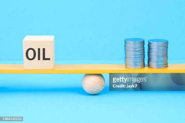 oil price - jayk7 currency stock pictures, royalty-free photos & images