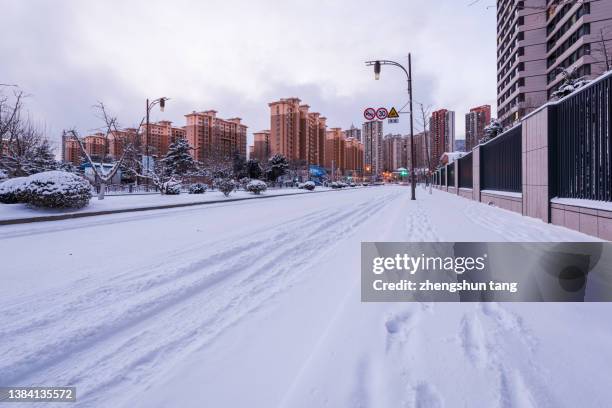 urban road after snow - 遼寧省 ストックフォトと画像