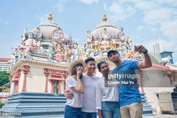 friends inside sri mariamman temple, singapore taking a selfie - sri mariamman tempel singapore stockfoto's en -beelden