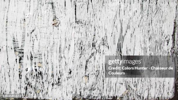 scratched white paper on a window in paris - couleurs fond stock-fotos und bilder