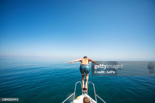 père et fils en hors-bord - jumping of boat photos et images de collection