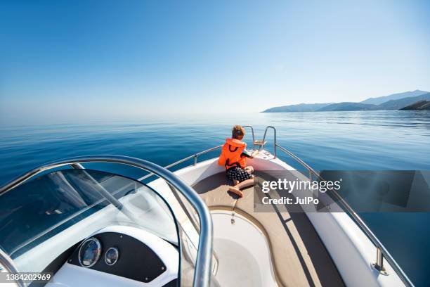 vater und sohn am schnellboot - speedboat stock-fotos und bilder