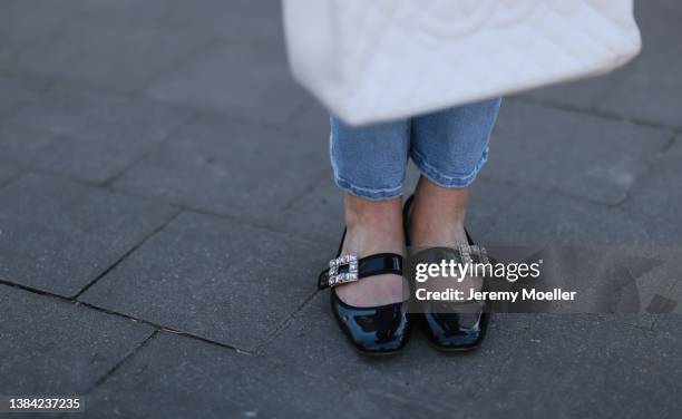 Yasmin von Schlieffen-Nannen wearing Chanel white big leather bag, Mother blue denim and Roger Vivier black shiny ballerinas on March 09, 2022 in...