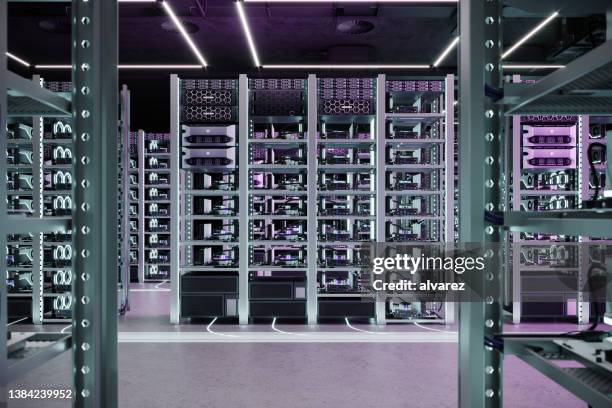 rendu 3d d’un centre de données de salle de serveurs - cryptocurrency mining photos et images de collection