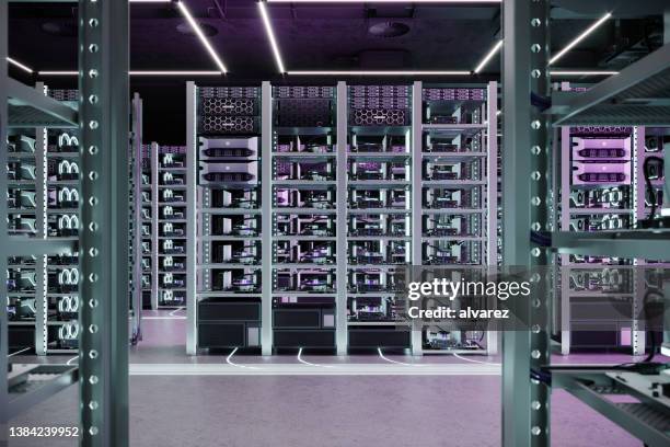 rendering 3d di un data center di una sala server - data mining foto e immagini stock