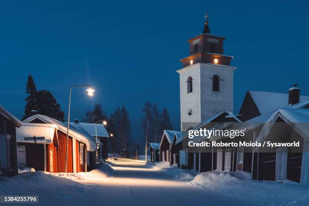 arctic dusk over cottages in winter, lapland - lulea - fotografias e filmes do acervo