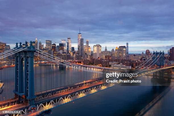 beautiful night panorama over manhattan with manhattan bridge in new york city, usa."n - bright lights big city visions of new york at night stockfoto's en -beelden