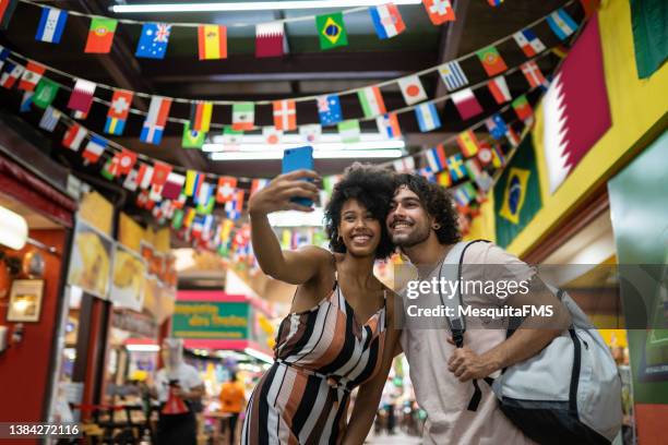 tourists taking a selfie - comunidade global imagens e fotografias de stock
