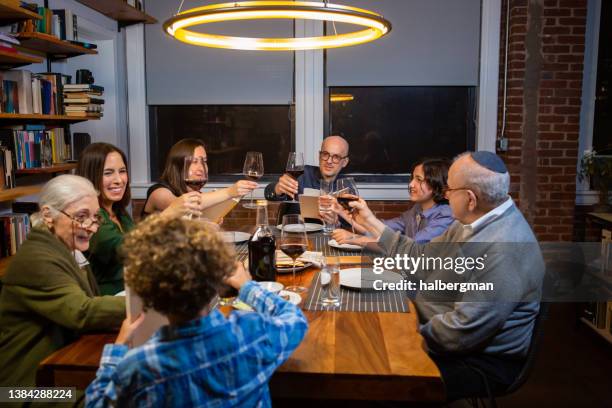 familie trinkt wein beim pessach-seder - seder stock-fotos und bilder