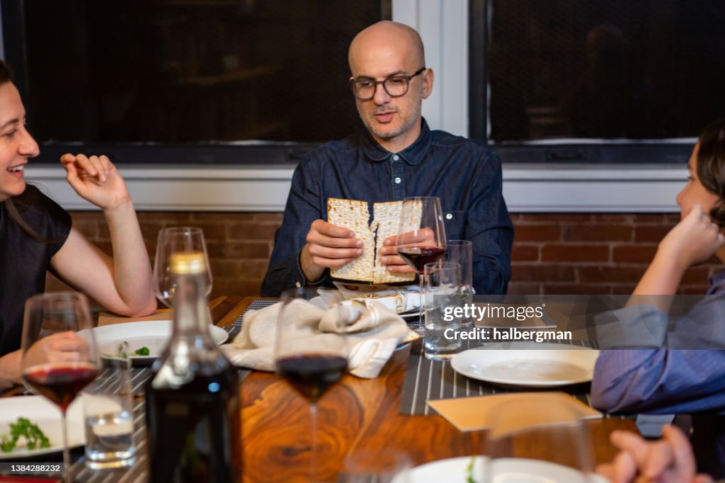 Líder del Seder Rompiendo El Medio Matzo