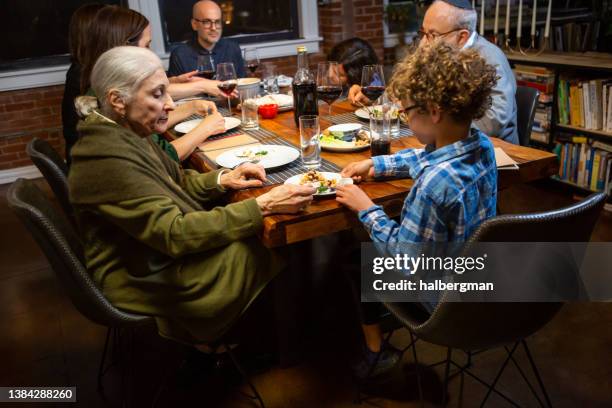 haciendo koreich en el séder de pascua - passover seder plate fotografías e imágenes de stock