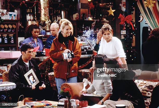 The One with Phoebe's Dad" Episode 9 -- Pictured: David Schwimmer as Ross Geller, Lisa Kudrow as Phoebe Buffay, Jennifer Aniston as Rachel Green,...