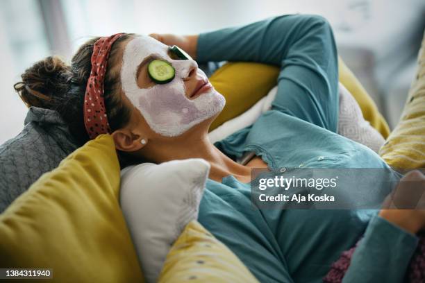 verwöhnen sie mich am wochenende. - augenmaske stock-fotos und bilder