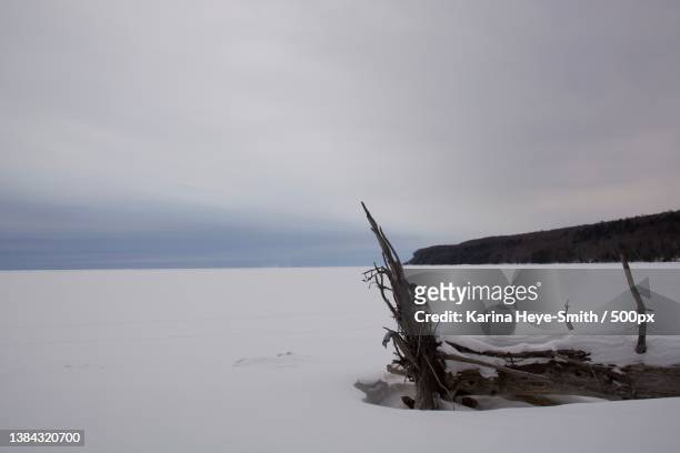 frozen landscape,scenic view of snow covered land against sky,pictured rocks national lakeshore,united states,usa - pictured rocks in winter stock-fotos und bilder