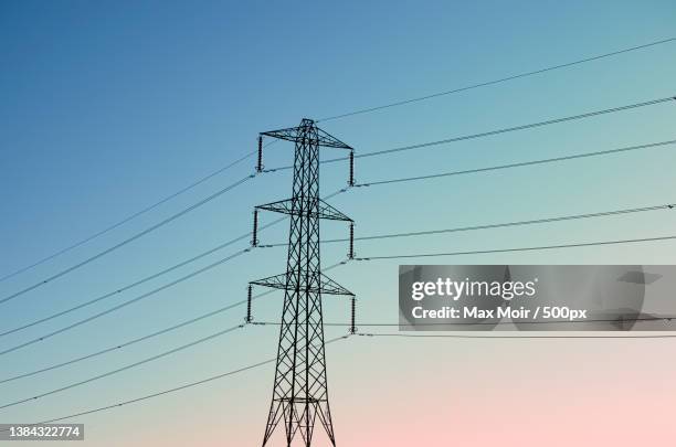 low angle view of electricity pylon against clear sky,river ver trail,st albans,united kingdom,uk - stahlkabel stock-fotos und bilder