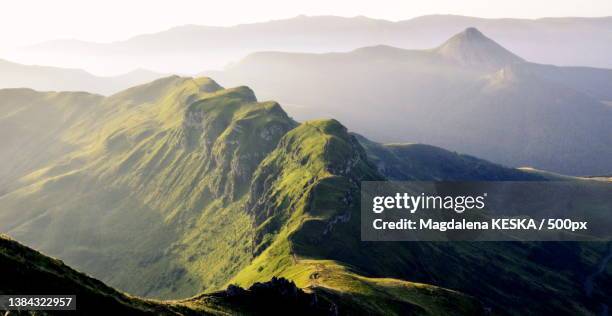 mountain chain,scenic view of mountains against sky,auvergne,france - auvergne stock-fotos und bilder