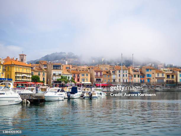 nebel auf cassis hafen in südfrankreich - cassis stock-fotos und bilder