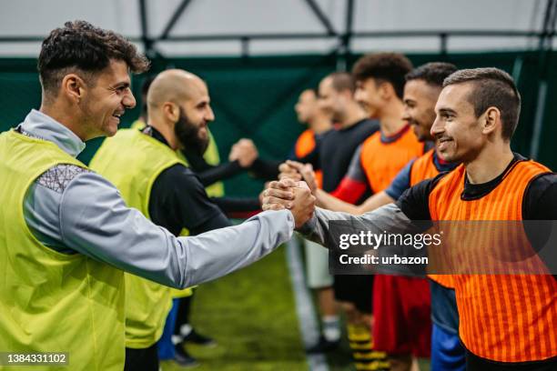 soccer players shaking hands before the match - friendly match stockfoto's en -beelden