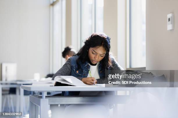 focused young woman - university student 個照片及圖片檔