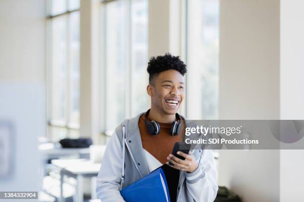 jeune homme riant - african student photos et images de collection
