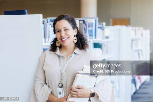 beautiful woman - bibliotecário imagens e fotografias de stock