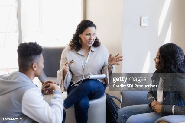 professor has small group meeting - guidance counsellor stock pictures, royalty-free photos & images