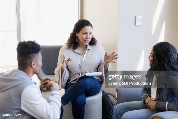 professor has small group meeting - mental health professional 個照片及圖片檔