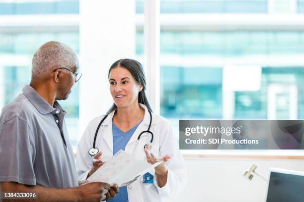 ärztin und patientin diskutieren über häusliche gesundheitsversorgung - male doctor man patient stock-fotos und bilder