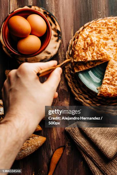 spanish potato omelet called tortilla de patata homemade - tortilla de patata 個照片及圖片檔