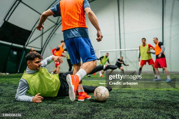 calciatore che calcia la palla in porta mentre il rivale lo blocca - slide tackle foto e immagini stock