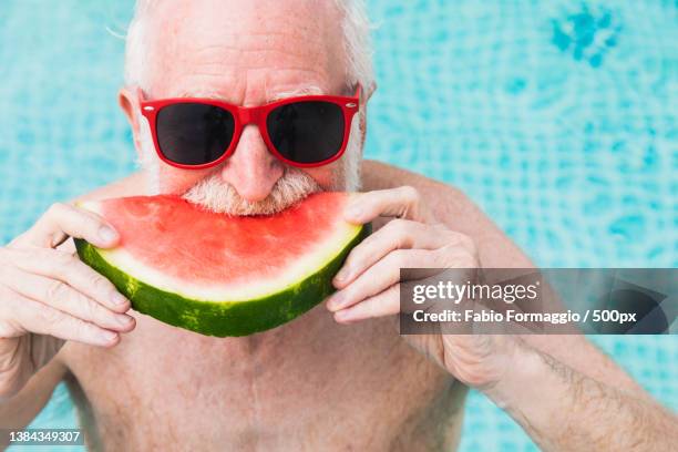 happy senior man at the swimming pool - seulement des hommes seniors photos et images de collection