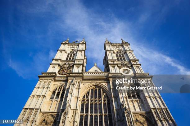 westminster abbey under a deep blue sky, london, england - abadia de westminster - fotografias e filmes do acervo