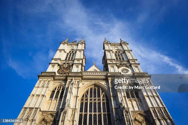 westminster abbey under a deep blue sky, london, england - 西敏寺修道院 個照片及圖片檔