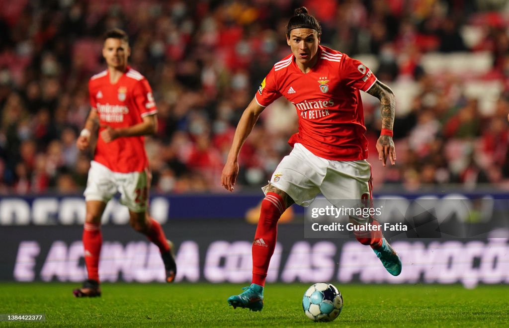 Enzo Fernandez of SL Benfica in action during the Liga Portugal Bwin Enzo Fernandez of SL Benfica in action during the Liga Portugal Bwin