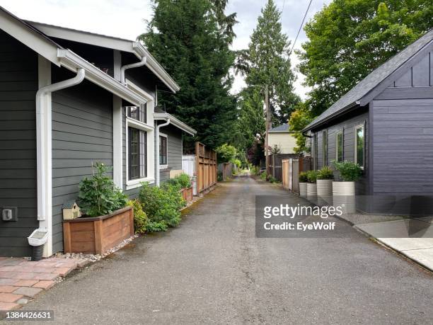 houses along an alley in portland oregon - blue house red door stock pictures, royalty-free photos & images