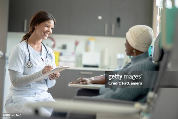 falando sobre sintomas de tratamento do câncer - chemotherapy drug - fotografias e filmes do acervo