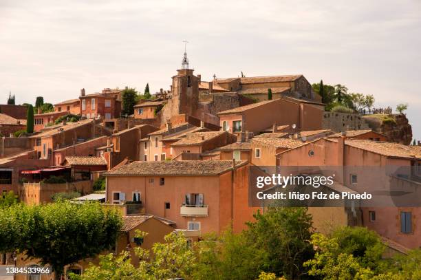 roussillon village, luberon, provence, south of france. - vaucluse stock-fotos und bilder