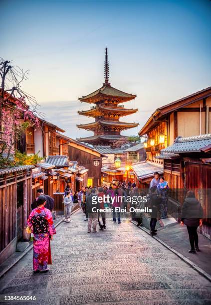 pagoda de yasaka en gion al atardecer, kioto, japón - japon fotografías e imágenes de stock