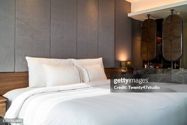 double bed in luxury hotel room - materasso foto e immagini stock