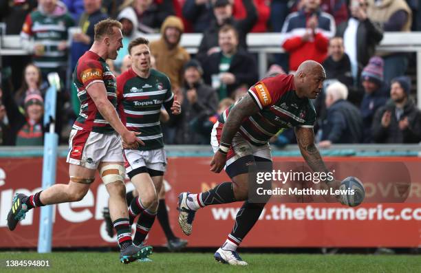 Nemani Nadolo of Leicester Tigers celebrates scoring a try during the Gallagher Premiership Rugby match between Leicester Tigers and London Irish at...