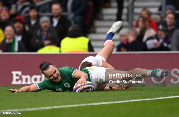 James Lowe of Ireland touches down for the first try during the Guinness Six Nations Rugby match between England and Ireland at Twickenham Stadium on...