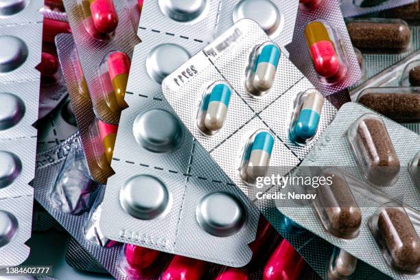 image of variety of pills and capsules - antibiotics stock-fotos und bilder