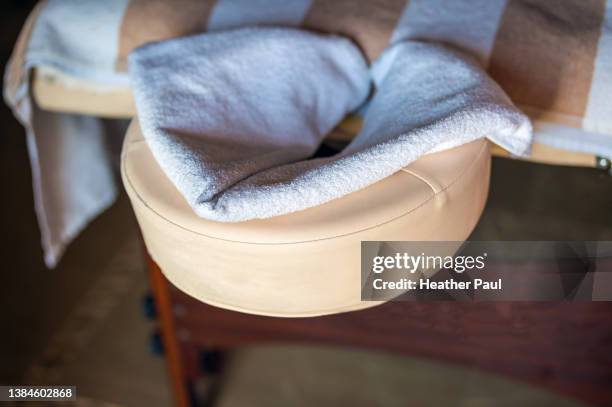 face cradle on a massage table with a towel ready for a customer - massage room fotografías e imágenes de stock