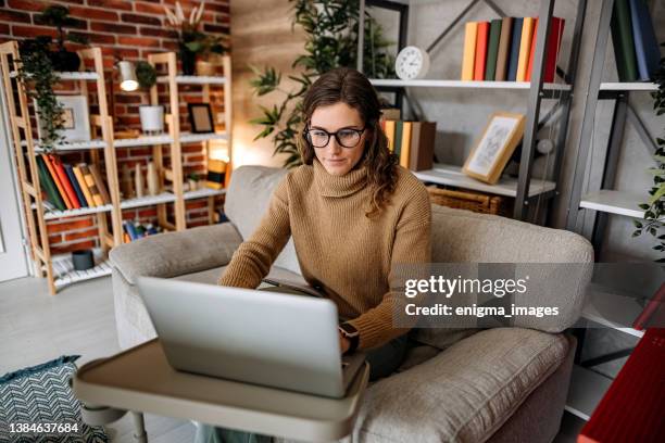 frau mit laptop zu hause - search engine stock-fotos und bilder