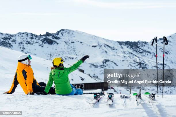 skiers point to the mountain - skidsemester bildbanksfoton och bilder