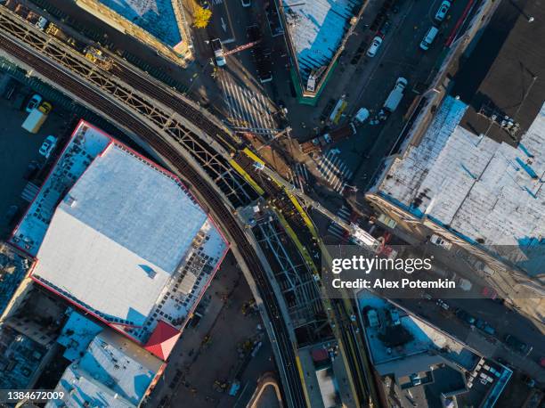 guardando verso il basso fino alla linea della metropolitana sopraelevata nel quartiere residenziale di bushwick, brooklyn, new york. - bushwick foto e immagini stock