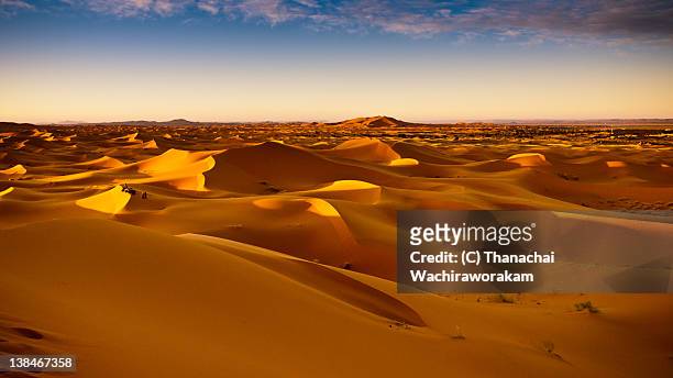 erg chebbi sand dunes,merzouga,morocco - merzouga stockfoto's en -beelden