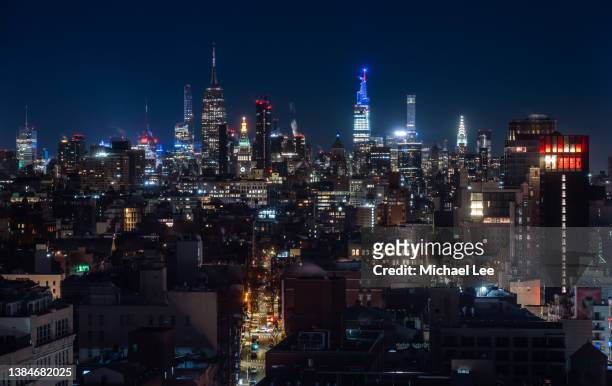 high angle night view of midtown manhattan in new york - new york city skyline night stock pictures, royalty-free photos & images