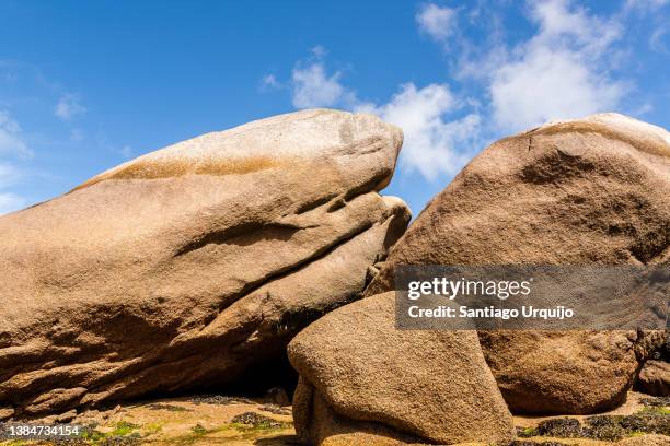 granite boulders at ploumanach beach - roca grande fotografías e imágenes de stock